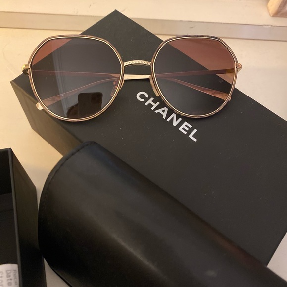 Chanel sun glasses worn a couple times - Picture 9 of 9